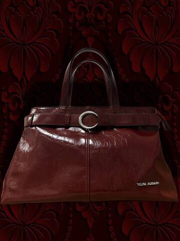 Женская сумка-тоут из глянцевой экокожи в бордовая с длинным ремнем