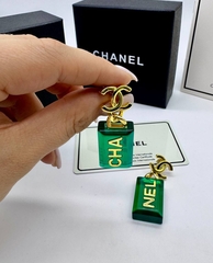 sergi-s-zelenymi-pryamougolnymi-podveskami-chanel