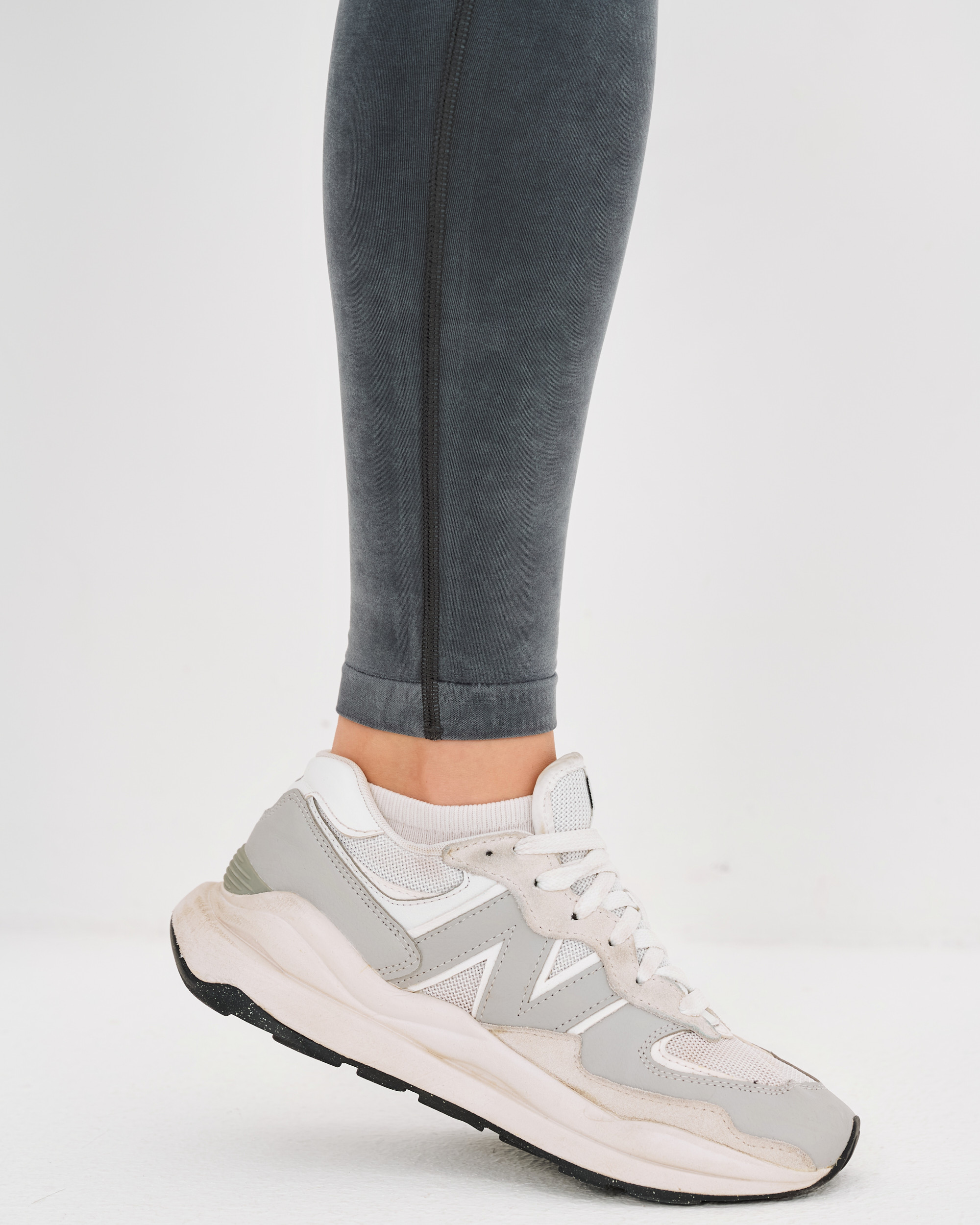 темно-серый