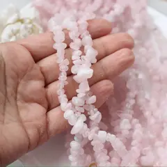 Розовый кварц, бледно-розовый, крошка, 7-11 мм, нить 70 см, К153