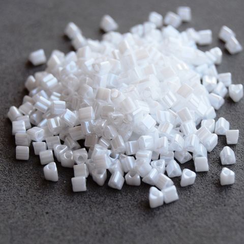 Бисер японский TOHO Triangle треугольный 11/0 0121 белоснежный перл