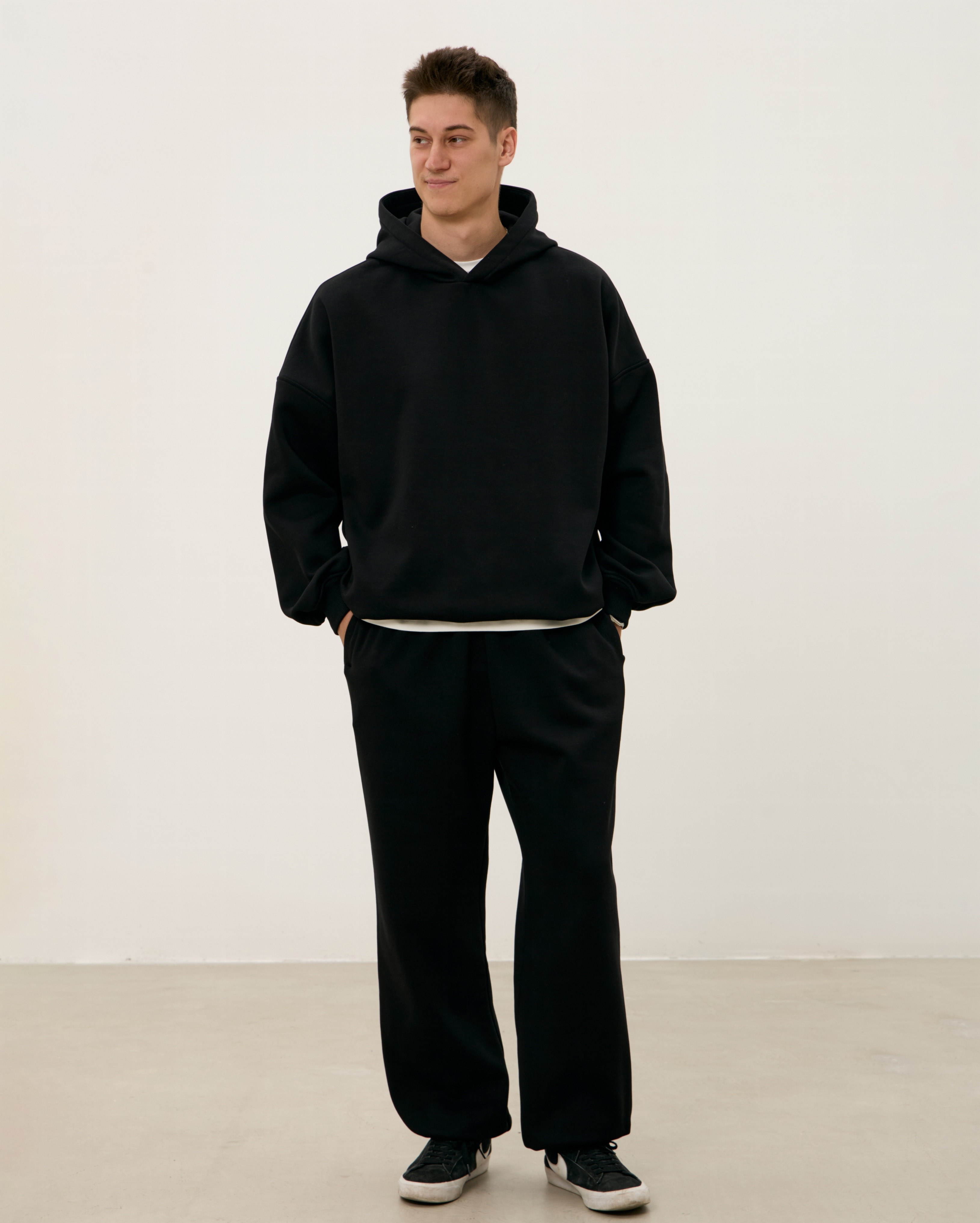 Худи MAN OVER, с начесом, черное