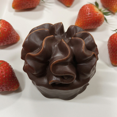 Пирожное "Корзиночка с клубникой в шоколаде" 50 г