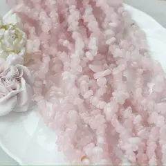 Розовый кварц, бледно-розовый, крошка, 7-11 мм, нить 70 см, К153