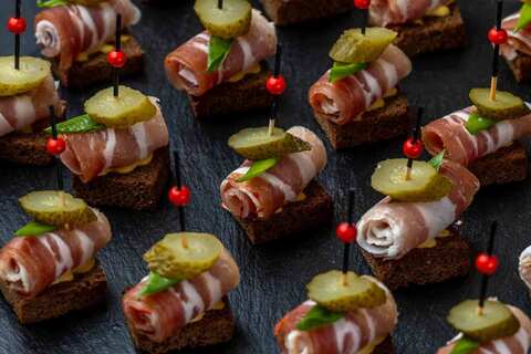 Канапе с салом и хреном на бородинском хлебе, 20 шт.