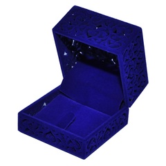 77258 - Коробка подарочная для ювелирных украшений ажурная, синий бархат