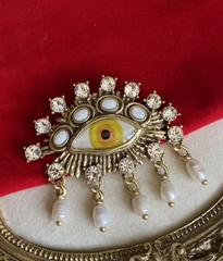 22823- Брошь ГЛАЗ (желтый) с подвесками из речного жемчуга в стиле Schiaparelli