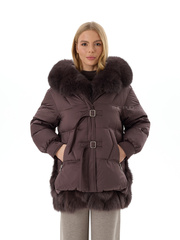 Винный пуховик с ремешками и меховыми вставками