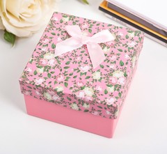 Подарочная коробка розовая 9х9х6см