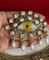 22823- Брошь ГЛАЗ (желтый) с подвесками из речного жемчуга в стиле Schiaparelli