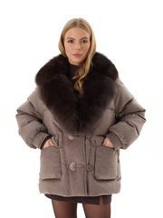 Текстильный пуховик цвета капучино с меховым воротником