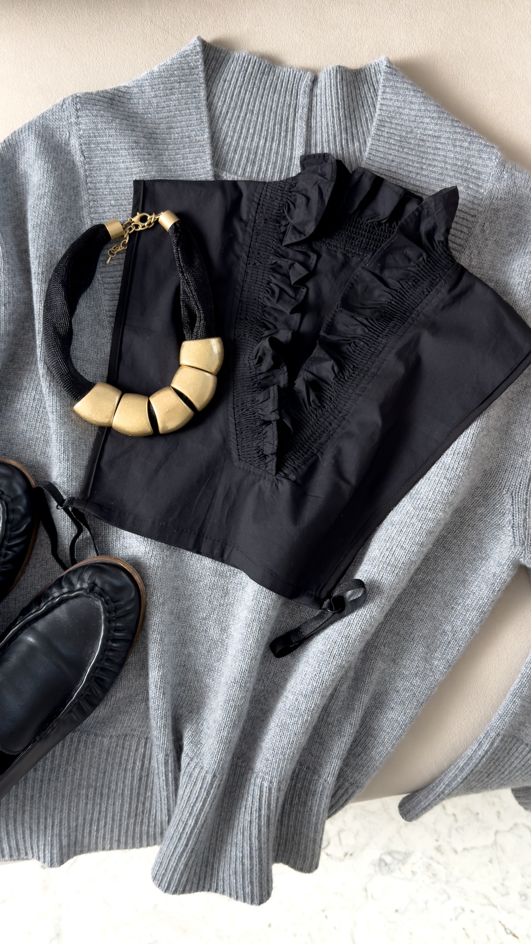 Чокер с латунными подвесками на сетке