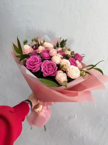 Букет из кустовой розы в зелени, 7шт