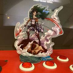 Акриловая фигурка Attack on Titan Леви Аккерман на голове Титана