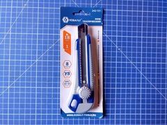 Нож технический КОБАЛЬТ лезвие 18 мм, двухкомпонентный корпус, металлическая направляющая, фиксатор, блистер (242-151)