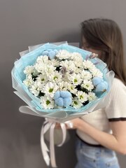 Букет с 5 кустовыми хризантемами и сухоцветами в голубой гамме