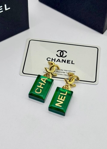 sergi-s-zelenymi-pryamougolnymi-podveskami-chanel
