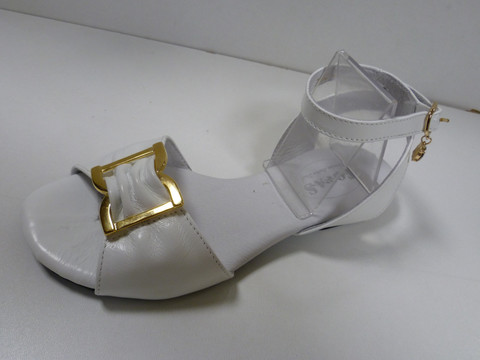 Белые сандали. Женские кожаные босоножки на низком ходу Topas - White.