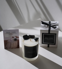 Ароматическая свеча с натуральным камнем "Обсидиан" и ароматом "Черная лава"