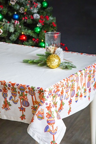 Скатерть прямоугольная 168х250см Mix&Match Home Новогодние игрушки белая