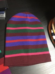 Зимняя двухслойная удлиненная шапочка с полосками.