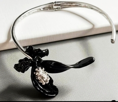 kole-choker-fiksirovannoj-formy-orhideya