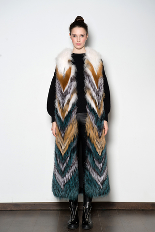 Длинный жилет с английским воротником из разноцветных лис.