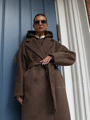 Коричневое двубортное пальто с поясом и жилетом