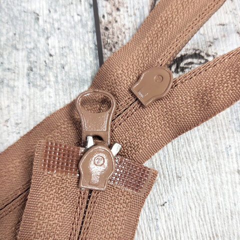 Молния разъемная пластиковая с двумя замками 66 см кэмел