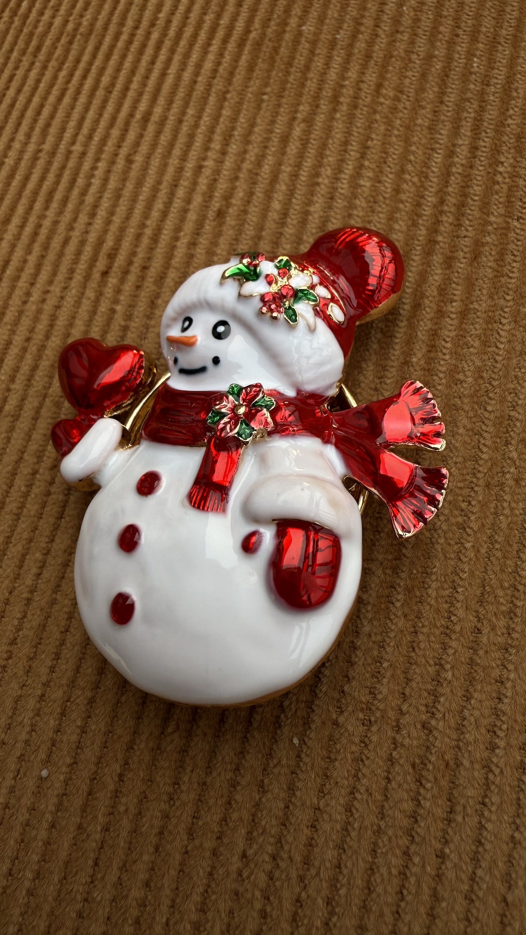 Брошь в виде снеговика