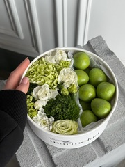 Цветочная композиция в коробке+ клубника в белом шоколаде со вкусом лайма