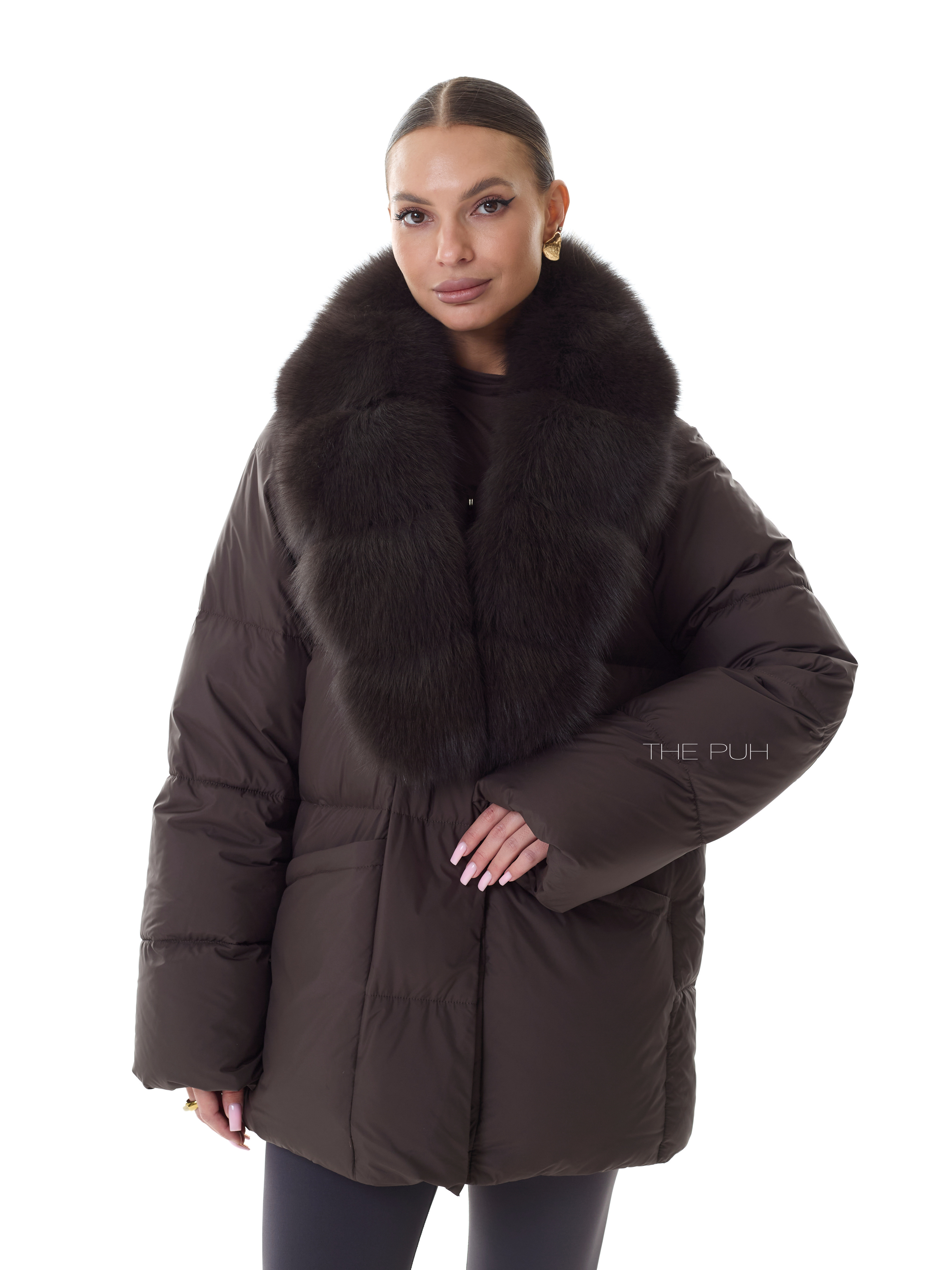 Шоколадный удлиненный пуховик с поясом и меховым воротником