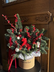 Композиция из хвои с илексом и свечой