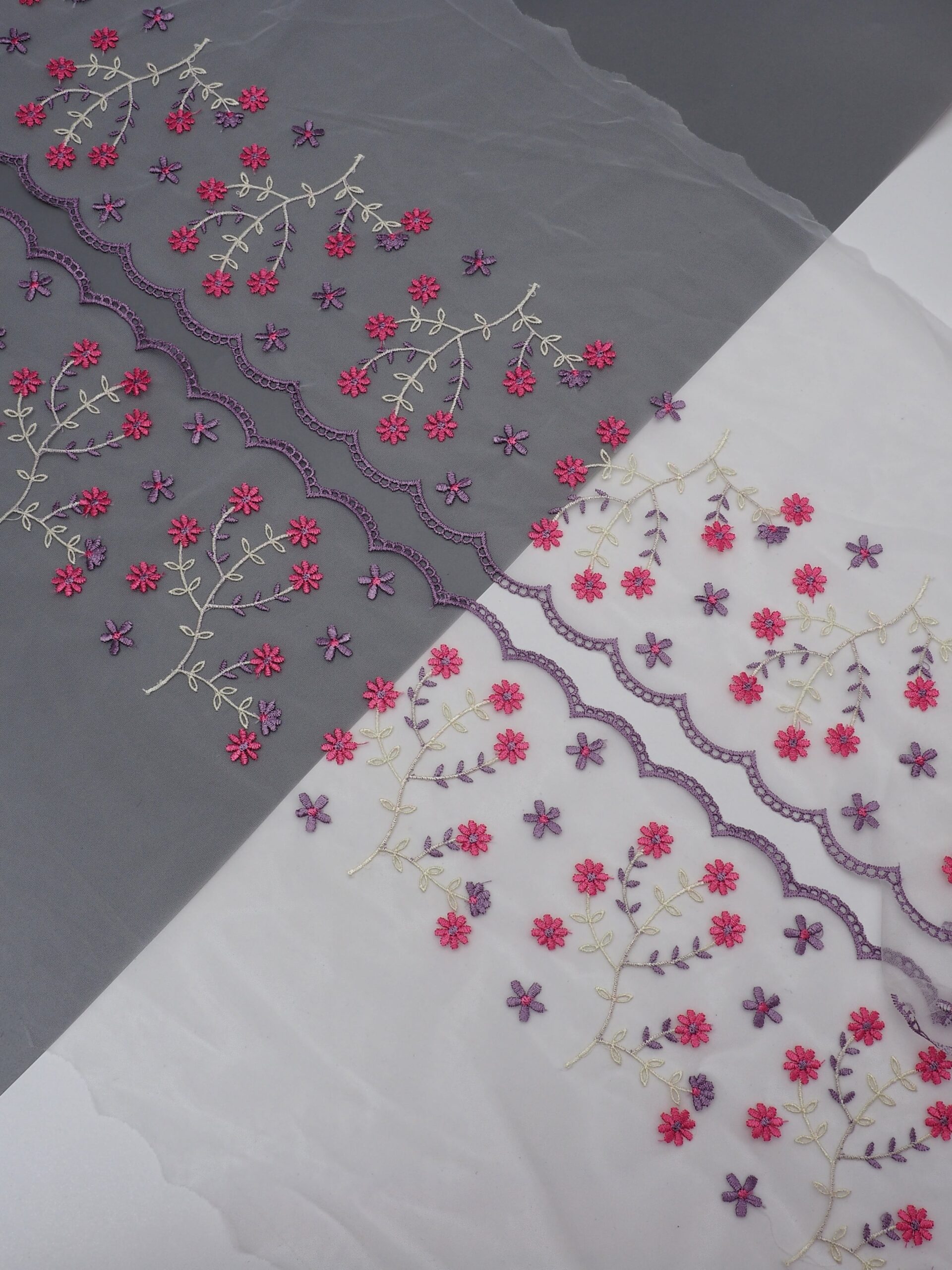 Вышивка на сетке молочная с малиновой фуксией и яркой лавандой ширина 20 см (2 стороны)