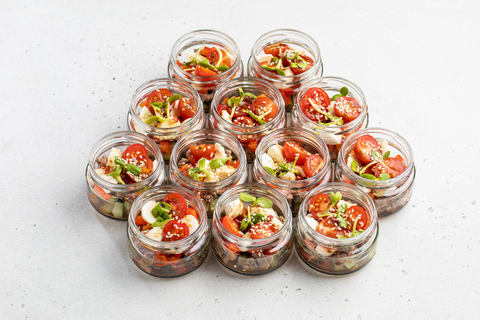 Салат с ростбифом, моцареллой и овощами, 12 шт.