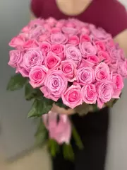 Букет сиренево-розовых роз 45 штук