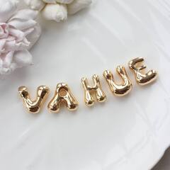Слово из букв VAHUE в золоте