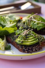 АВОКАДО ТОСТ НА БЕЗДРОЖЖЕВОМ ХЛЕБЕ С ПЕСТО