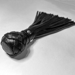 Плеть генитальная из натуральной кожи чёрная