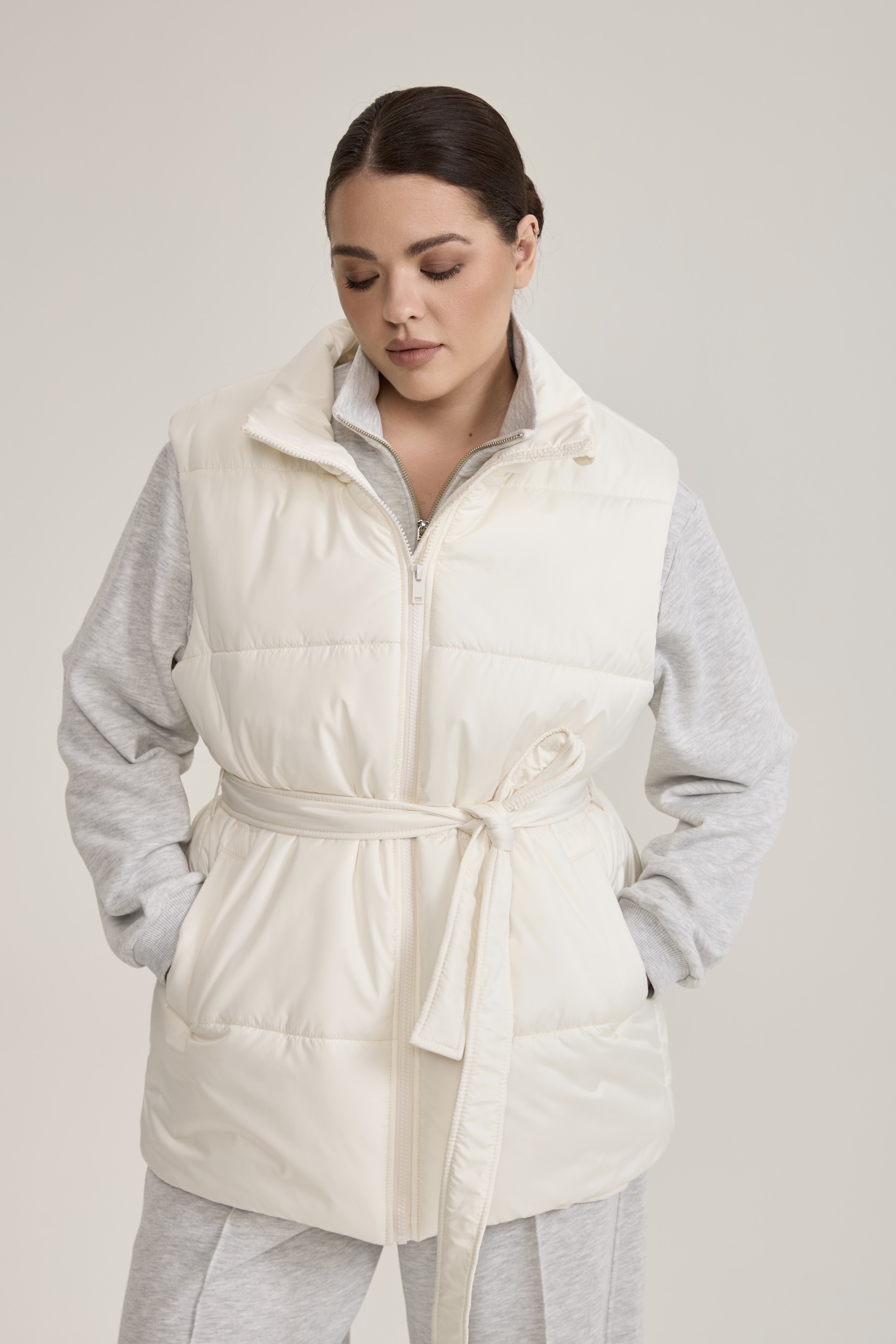 Жилет утепленный с поясом, молочный