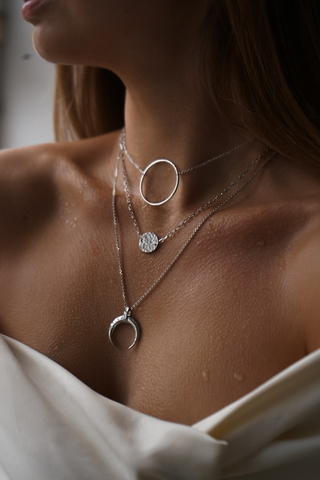 Серебряное колье-чокер с битым медальоном