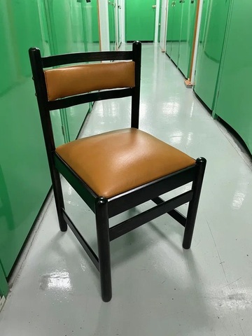 Винтажный стул с мягкой спинкой коричневый