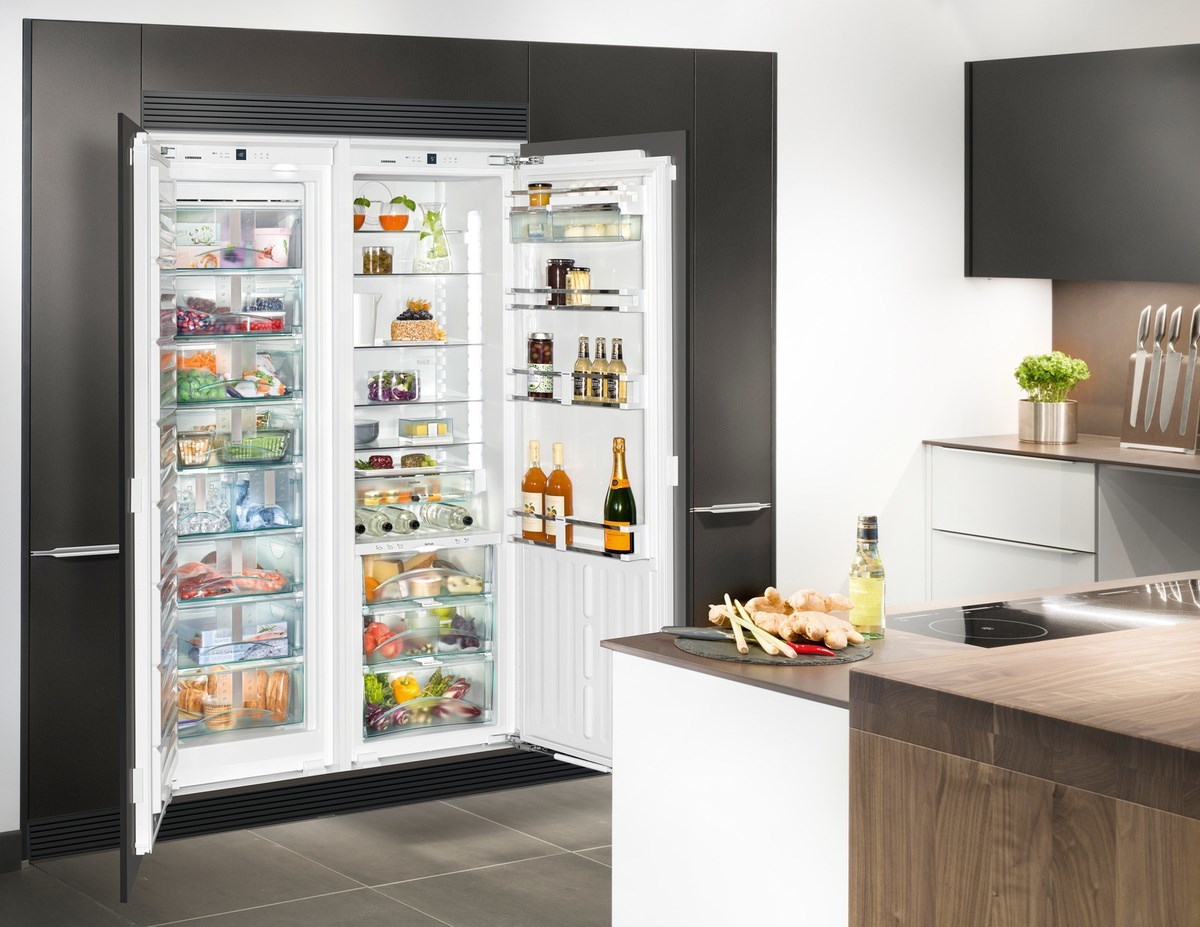 Установка встраиваемых холодильников на кухню