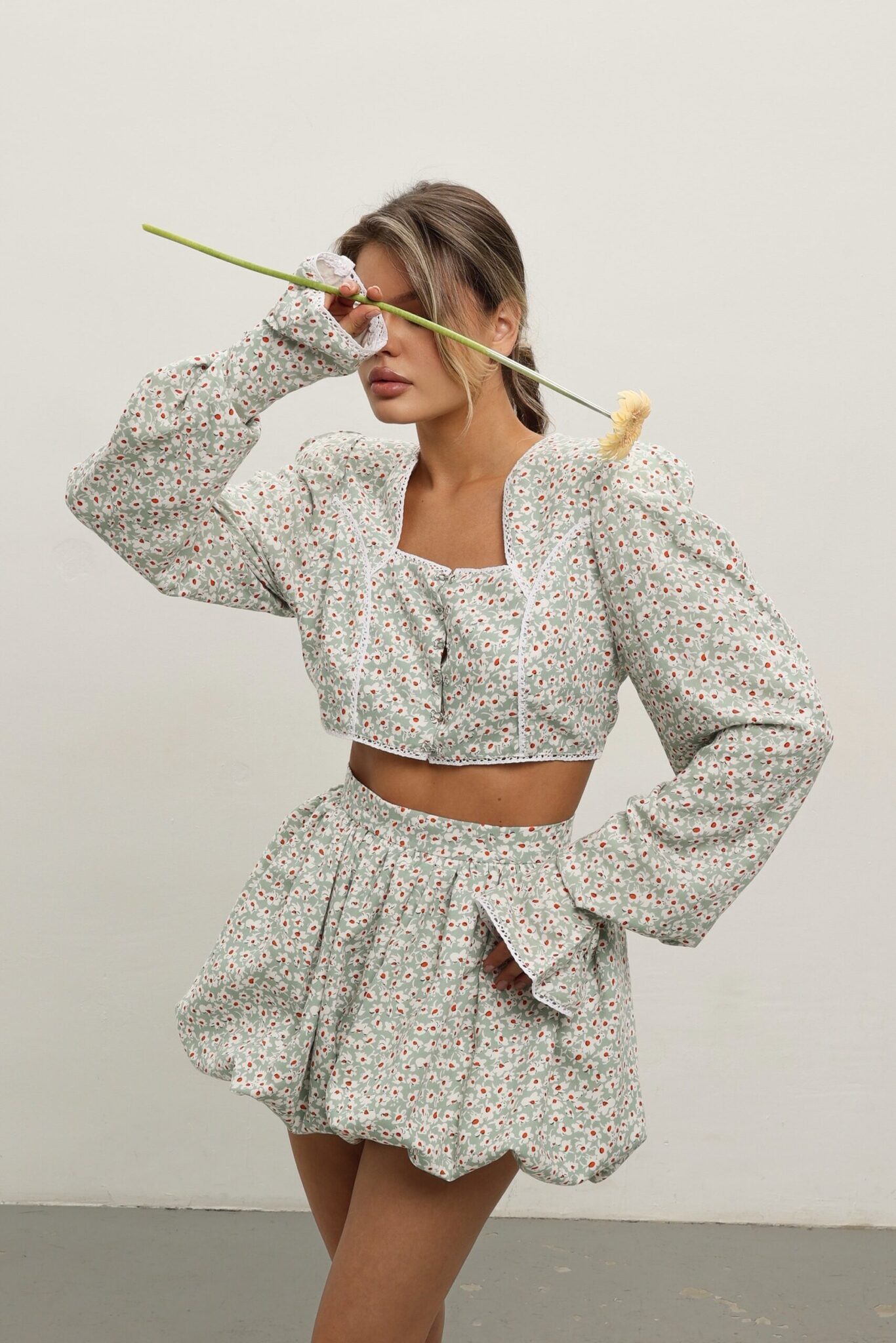 Шорты с зеленым цветочным принтом