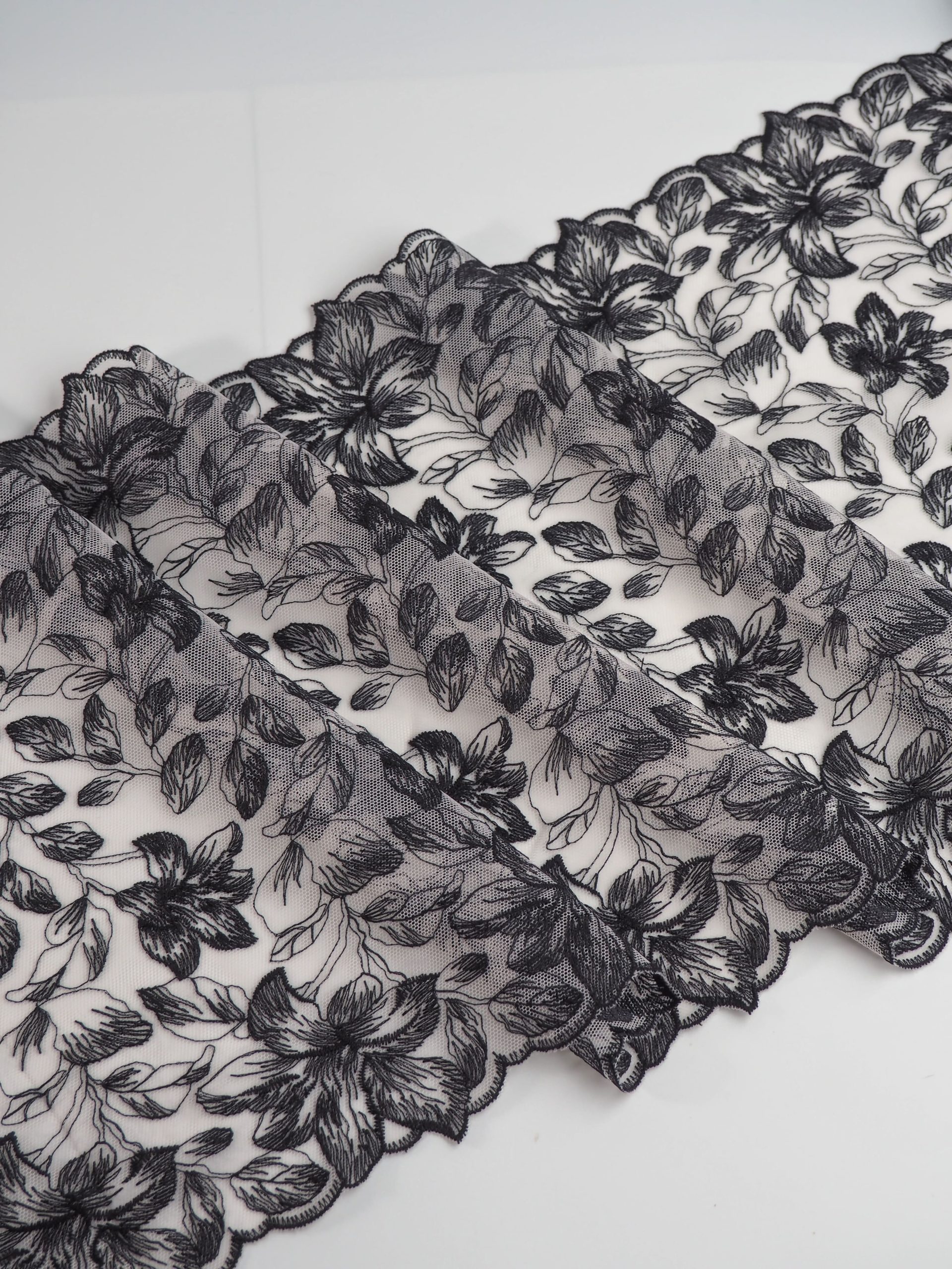 Вышивка на сетке молочная с розовинкой и черным неэластичная ширина 26 см ОТРЕЗЫ