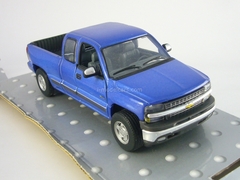 Chevrolet Silverado Extended Cab 1500 Cararama 1:43