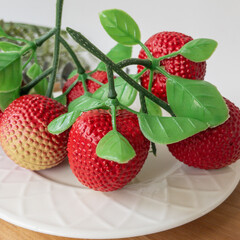 Клубника крупная 4 см, реалистичная, пластиковая, 1 ветка - 3 ягоды, набор 2 ветки 11 см.