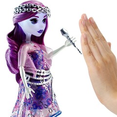 Ари Хантингтон с микрофоном. Добро пожаловать в школу монстров - БАТАРЕЙКИ СЕЛИ!