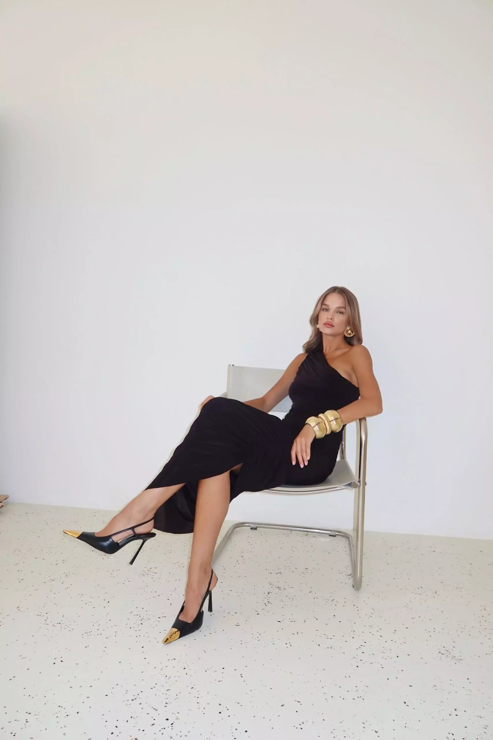 Платье со сборкой на одно плечо