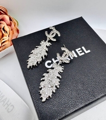 sergi-chanel-s-podveskami-peryshkami